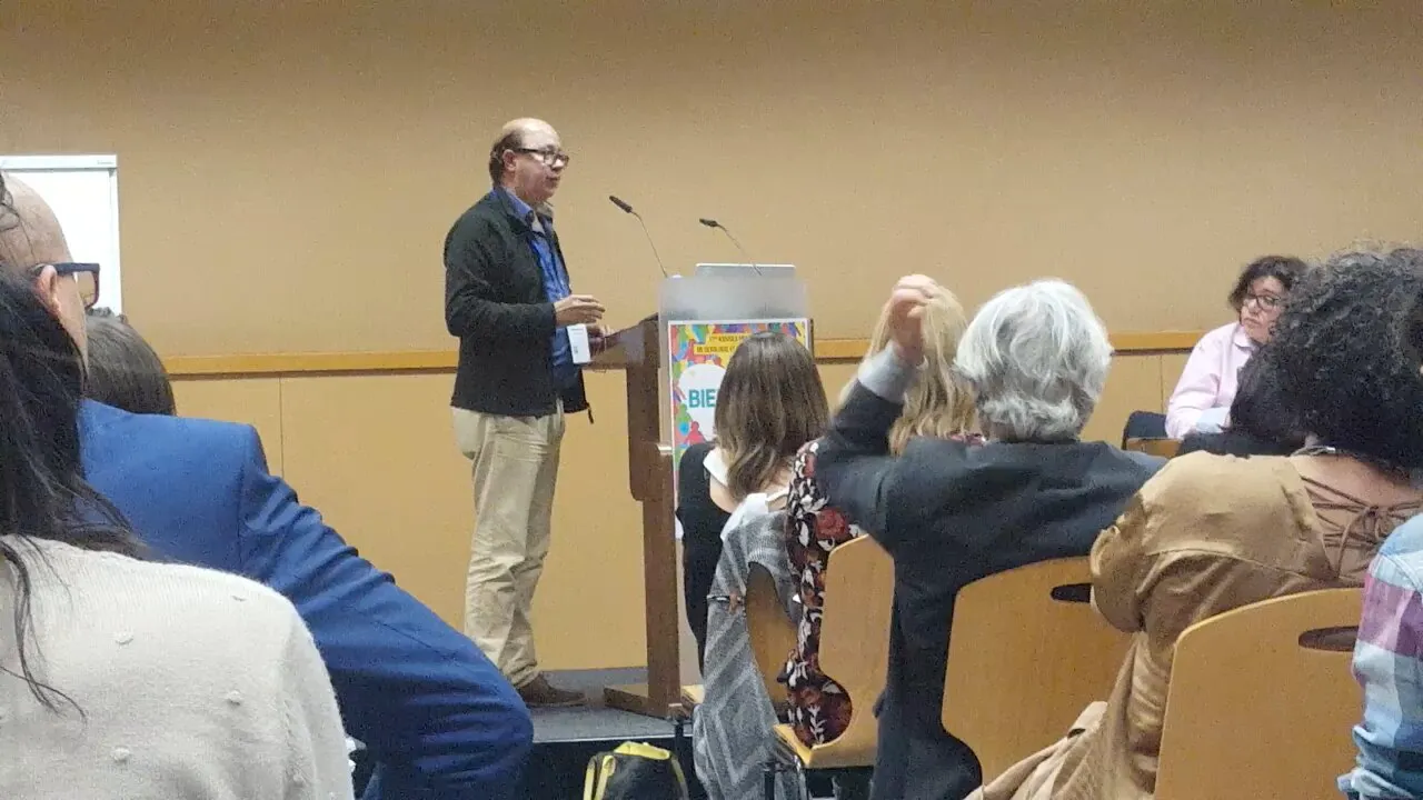Le Dr Abderrazak Moussaid à la tribune, face à un auditoire, lors d’une conférence.